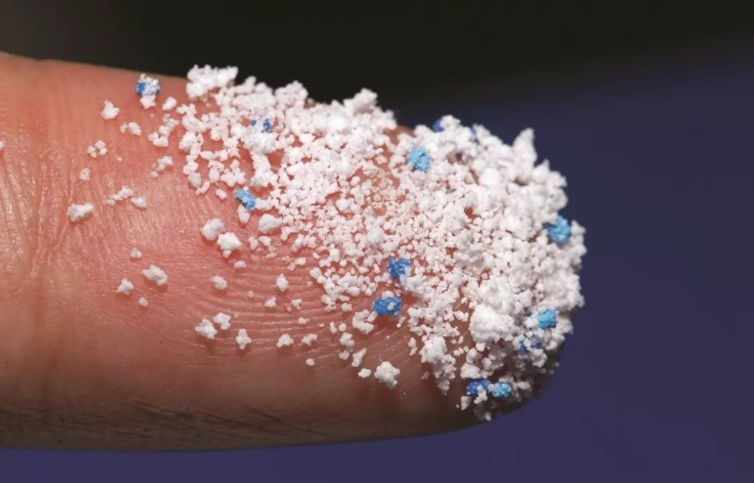 科學家首（shǒu）次在（zài）人類血液中發現微塑料，使用生物降解袋減少微塑料的（de）產生(圖1)