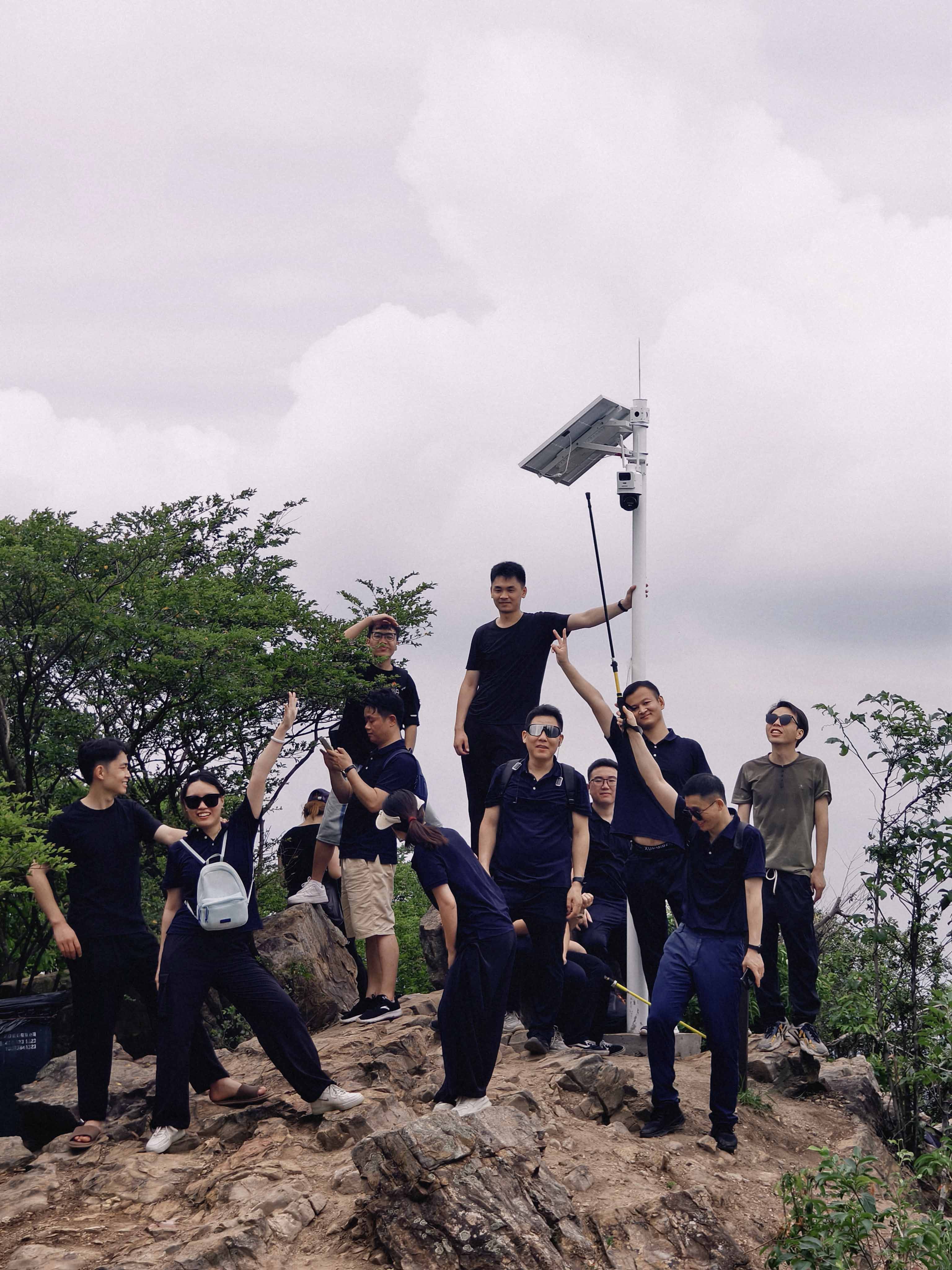 17C.COM一起草入口（dá）科技公司（sī）員工齊聚光明區蠄蜍石，開啟活力爬山之旅暨團建活動(圖4)