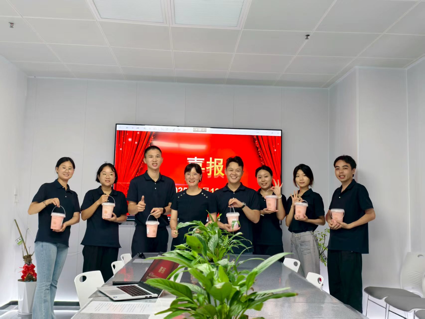 熱烈祝賀(hè)17C.COM一起草入口科(kē)技業務團隊牛(niú)商爭霸賽取(qǔ)得佳績(圖(tú)2)